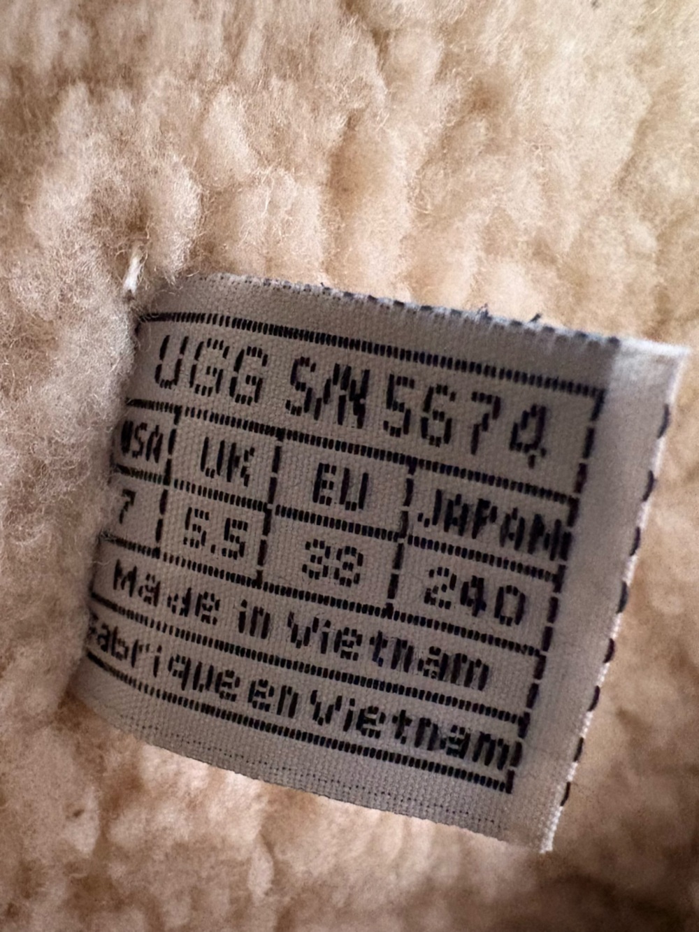 UGG Australia Elijo Black Sheepskin Whipstitch Boots - Women's Size 7 - #5674 - Picture 9 of 9